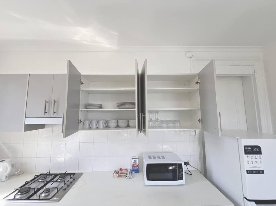 One Bedroom Loft Close To Ashfield Station Apartment *