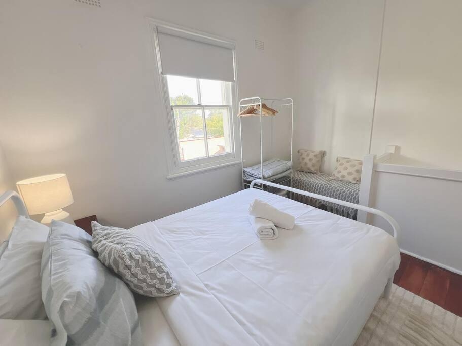 One Bedroom Loft Close To Ashfield Station Apartment